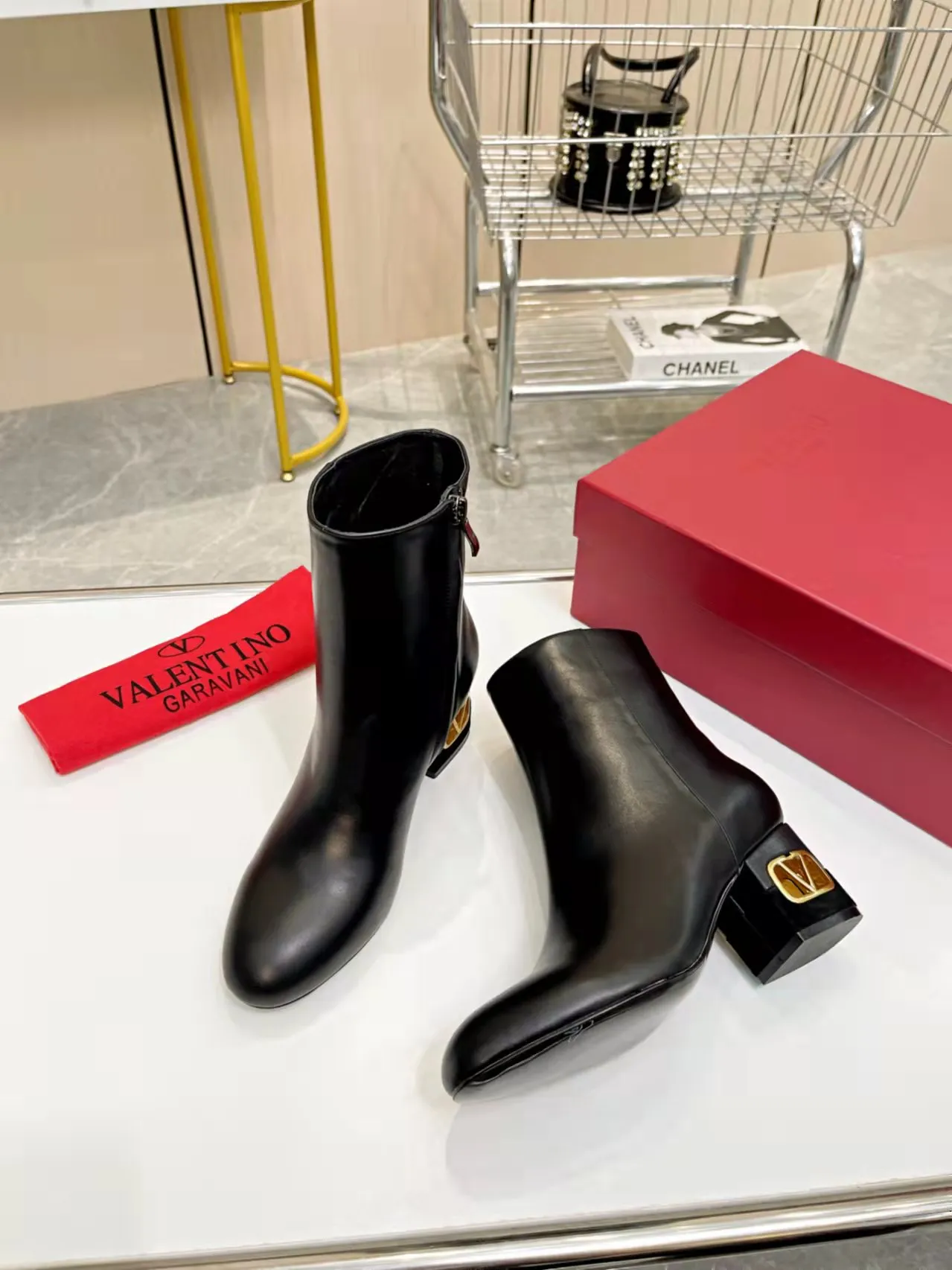 👟👟Ex-factory price 600👟👟 Leather sole +40 🆕 Valentino. Valentino autumn and winter fashion women's boots: Comfortable and versatile on the upper feet, showing long legs, Fabric: Imported first-layer cowhide ⚡The most popular V buckle ⚡The inner feet are all genuine leather Code number: 35−40 (Customized size 41)